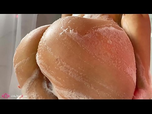❤️ Brunette o ipholla litho tsa botona kapa botšehali ho li khotsofatsa Pussy e nang le Vibrator ho ea ho Intense Orgasm in Shower litšoantšong tsa bootsoa st.ttsex.ru