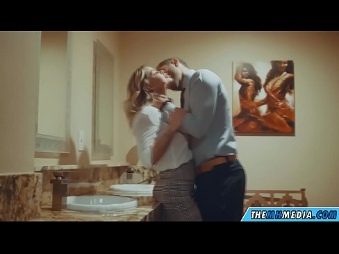 ❤️ Ha blonde e mahlahahlaha e u eka ka kamoreng ea ho phomola ea sechaba litšoantšong tsa bootsoa st.ttsex.ru